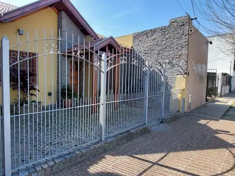 VENTA CASA QUILMES ESTE 4 AMBIENTES PILETA