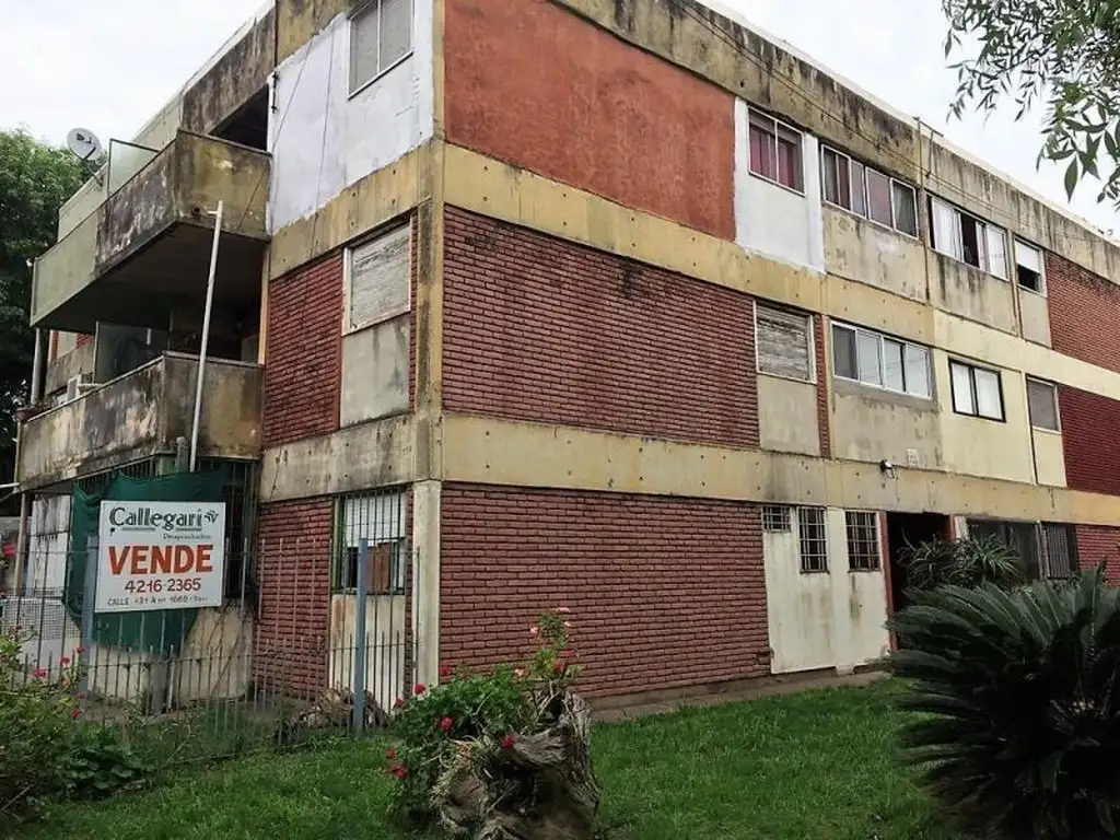 Departamento VENTA, 3 ambientes con cochera. A reciclar. Barrio Maritimo. Berazategui.