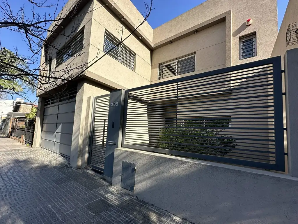 VENTA CASA 6 AMB -2 COCH- PISCINA- R.MEJIA CENTRO