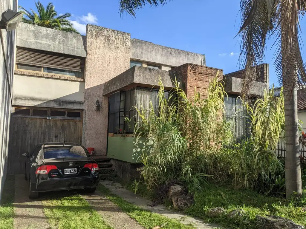 CASA 4 AMB. EN DOS PLANTAS. JARDIN, COCHERA, PARQUE