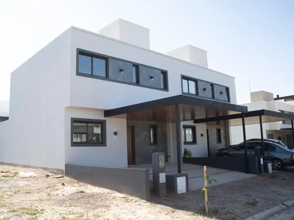 VENTA DUPLEX DE CATEGORIA SOLARES DE MANANTIALES