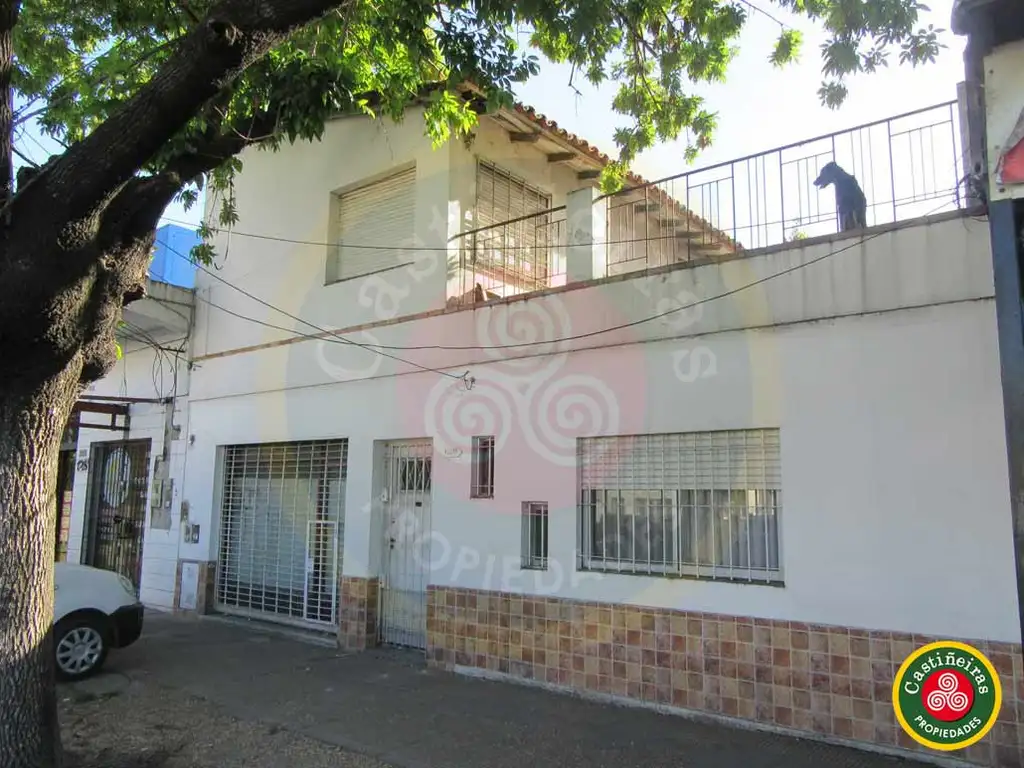 Venta - Chalet en 2 plantas + Local sobre Av. Hipolito Yrigoyen - Venta Directa