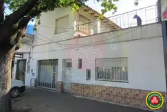 Venta - Chalet en 2 plantas + Local sobre Av. Hipolito Yrigoyen - Venta Directa !!!