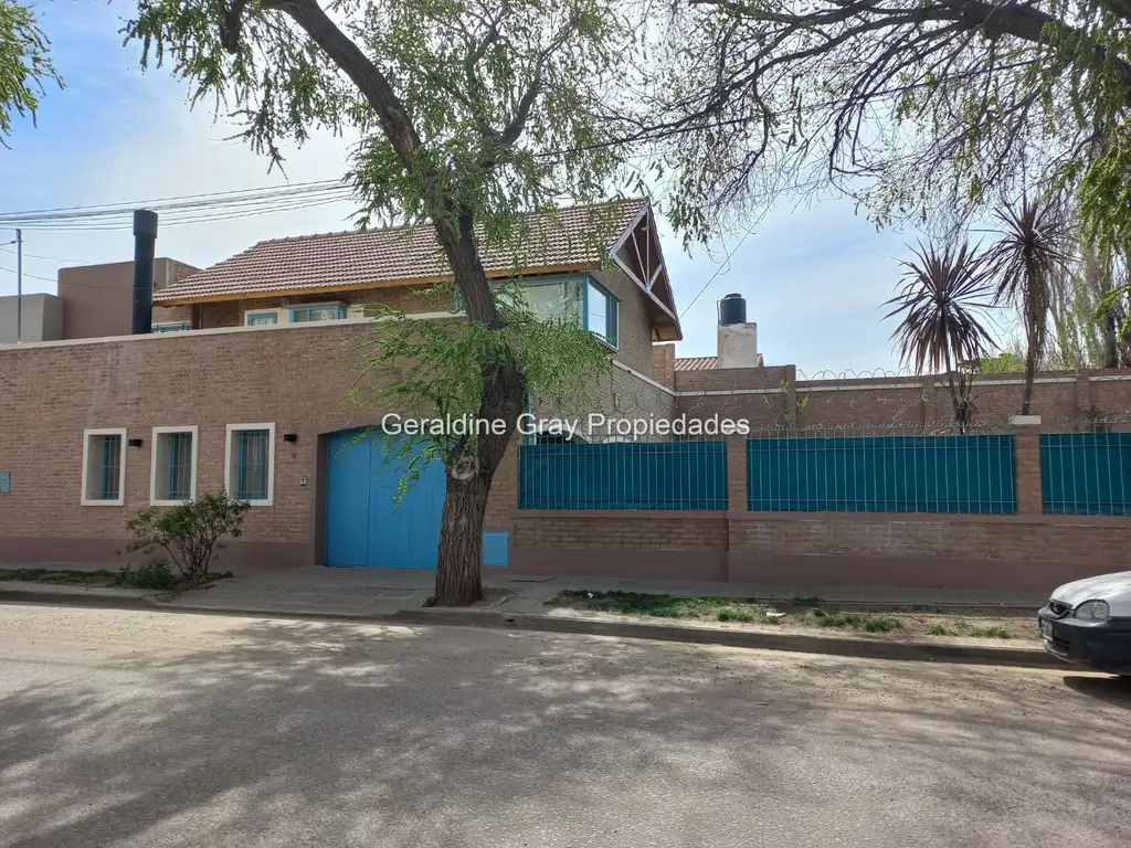 Casa en venta de 4 dormitorios c/ pileta en Cipolletti