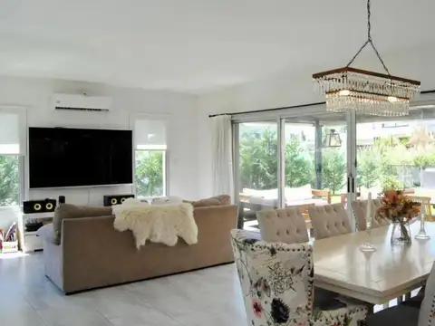 Casa en Venta - 3 dormitorios - USD 380.000