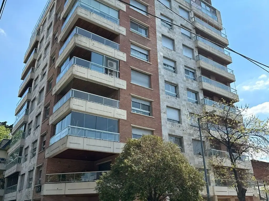 Excelente 3 Ambientes al frente con balcón, 2 baños, lavadero y cochera