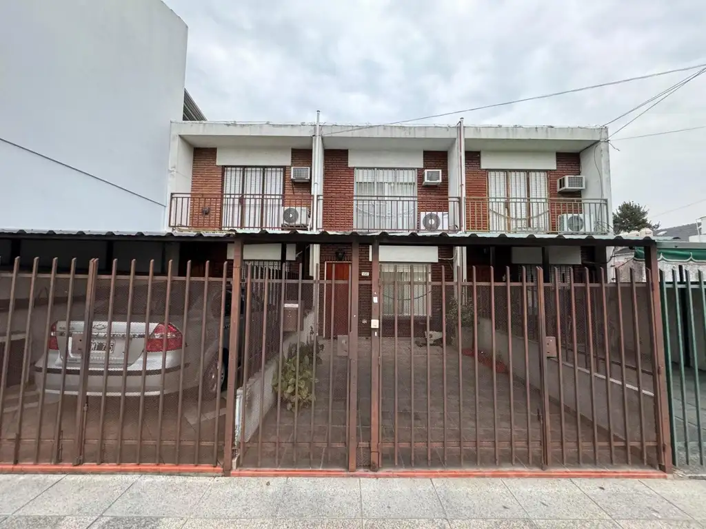 DUPLEX 3 AMBIENTES CON COCHERA Y PATIO EN VENTA