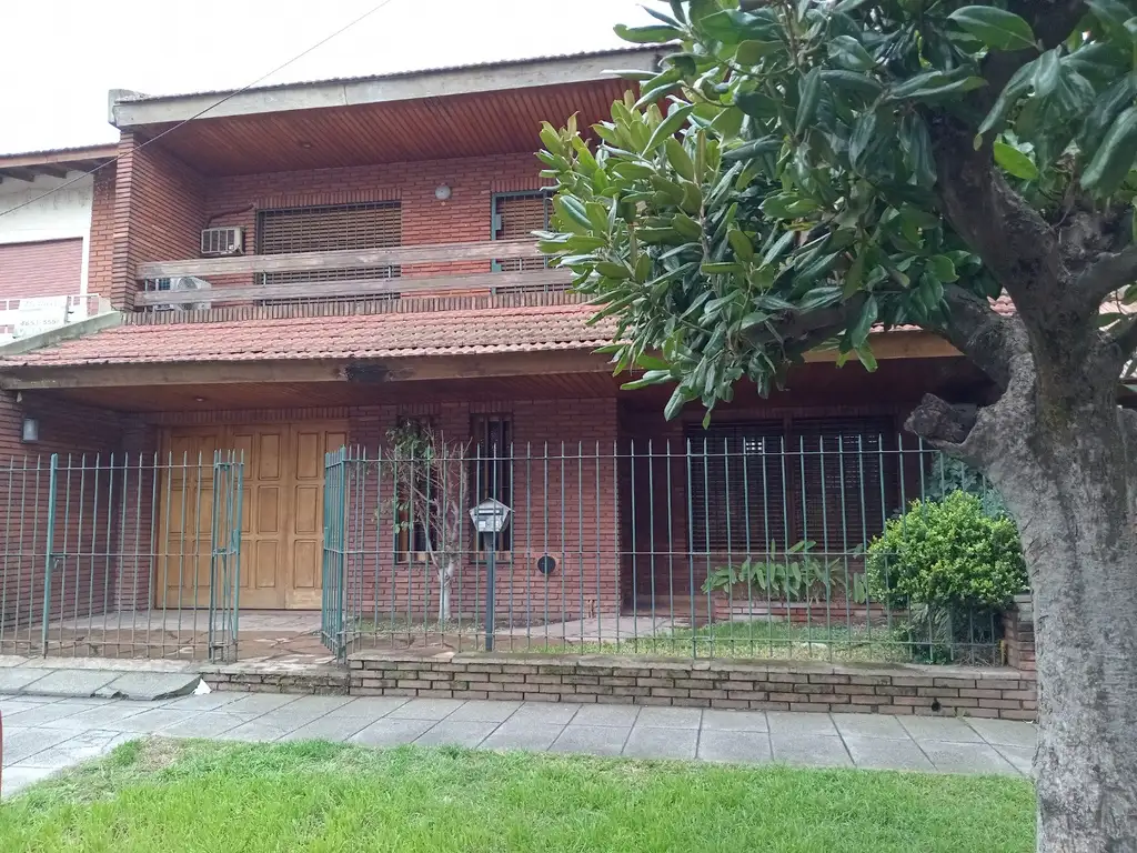 CASA EN VENTA  IMPECABLE ESTADO EN VENTA ZONA SAN JUSTO