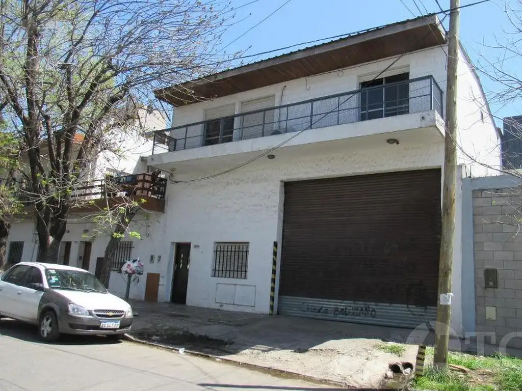 Galpón y vivienda multifamiliar