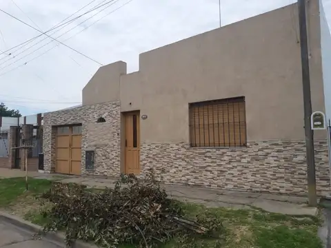 casa zona 76 y 13  lote 10 x 40  cubiertos 140 m2  aprox.