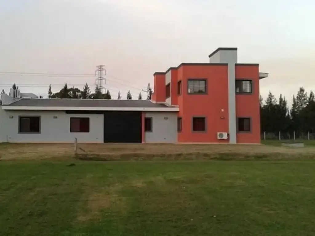 Casa en venta - 4 dormitorios 3 baños - 3.6 Ha- La Plata