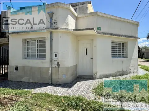 CASA DE DOS DORMITORIOS EN ALQUILER CON COCHERA, PATIO Y TERRAZA