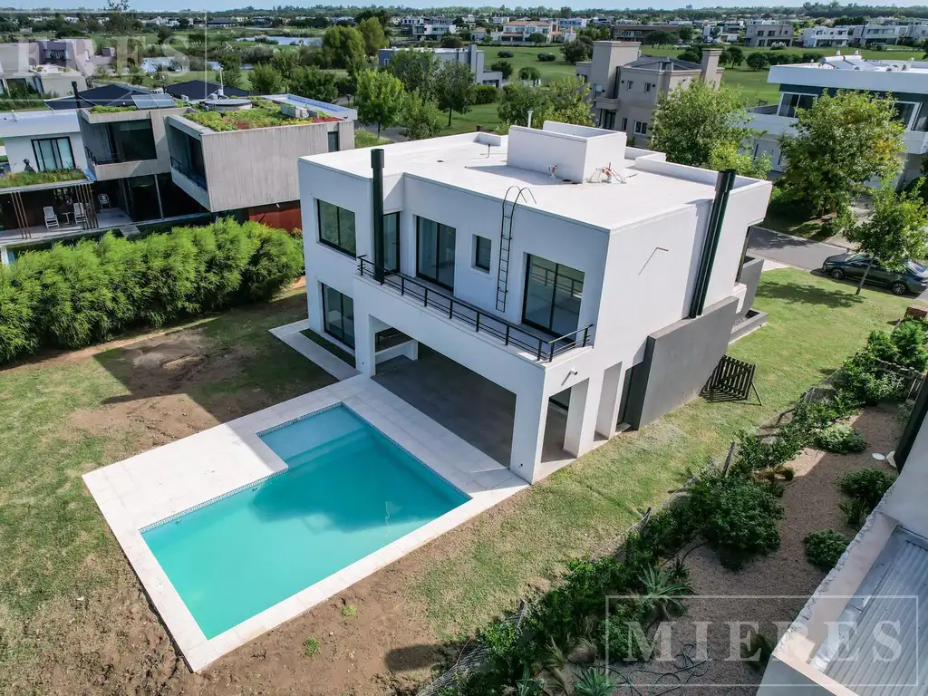 Casa en venta a estrenar sobre lote interno en El Cantón Barrio Golf