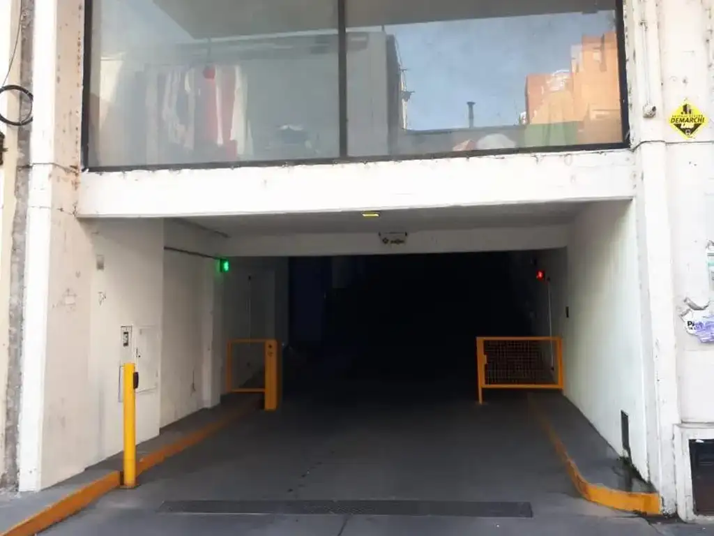 Cochera en pleno centro con seguridad y rampa de hormigón. Excelente ubicación