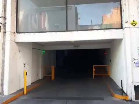 Cochera en pleno centro con seguridad y rampa de hormigón. Excelente ubicación 