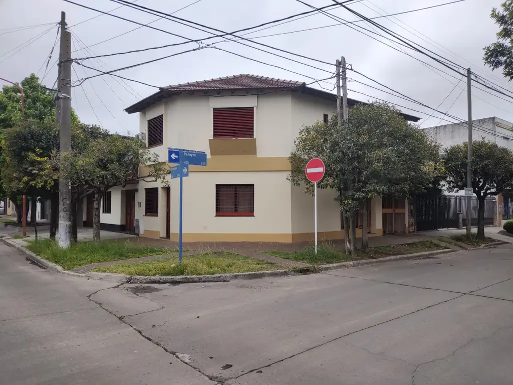 CASA 4 AMB.EN 2 PLANTAS,ZONA DON BOSCO, 3DORM. GARAGE CUBIERTO Y LOCAL COMERCIAL, CONSULTE