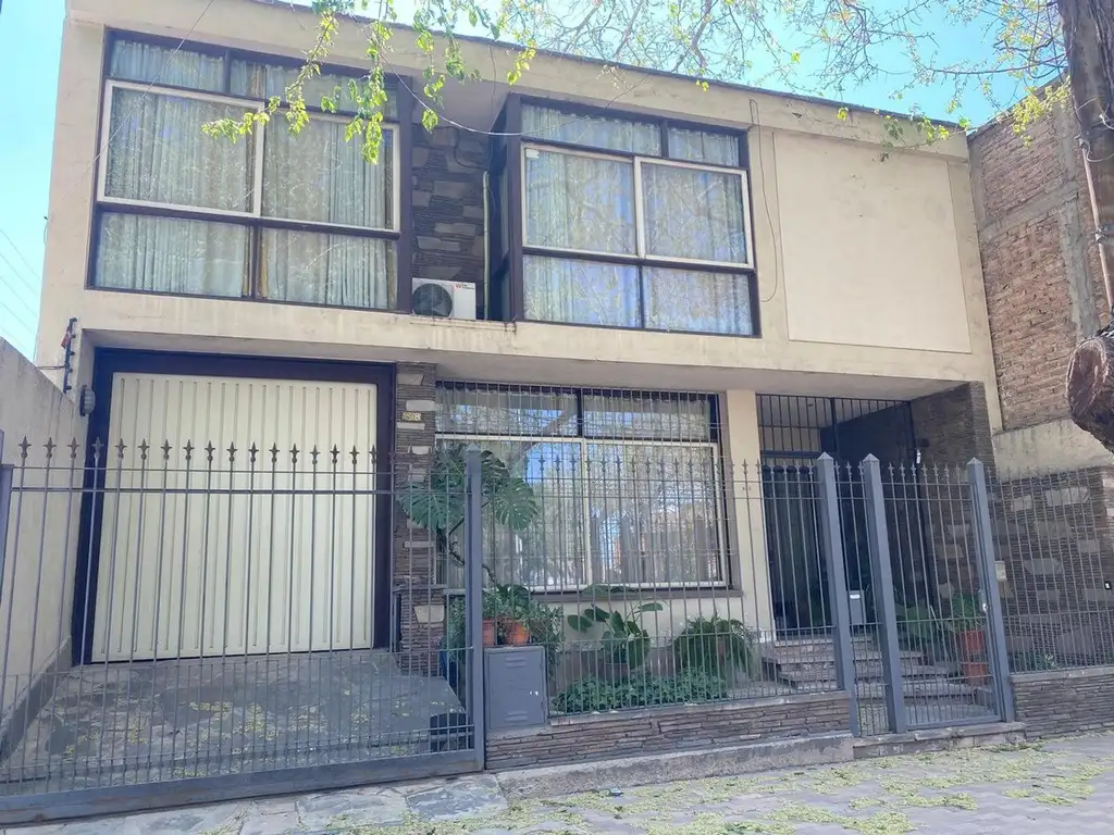 Venta amplia Casa apta desarrollo 4ta Secc Mendoza