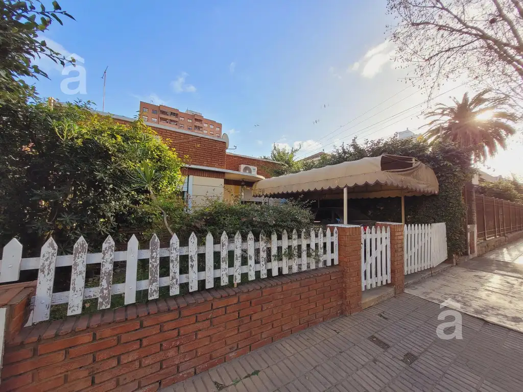 Casa en Venta en  centro deVilla Ballester Tres ambientes con cochera patio escucha ofertas posesion