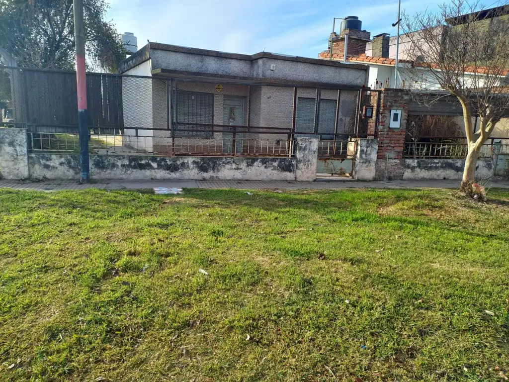 CASA  CON EXCELENTE TERRENO INMEJORABLE UBICACIÓN