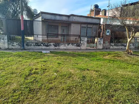 CASA  CON EXCELENTE TERRENO INMEJORABLE UBICACIÓN