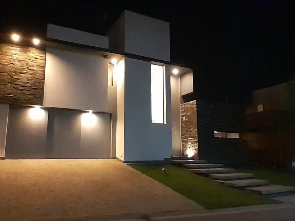 VENTA CASA EN B° LOMAS DE RUSELL MAIPU