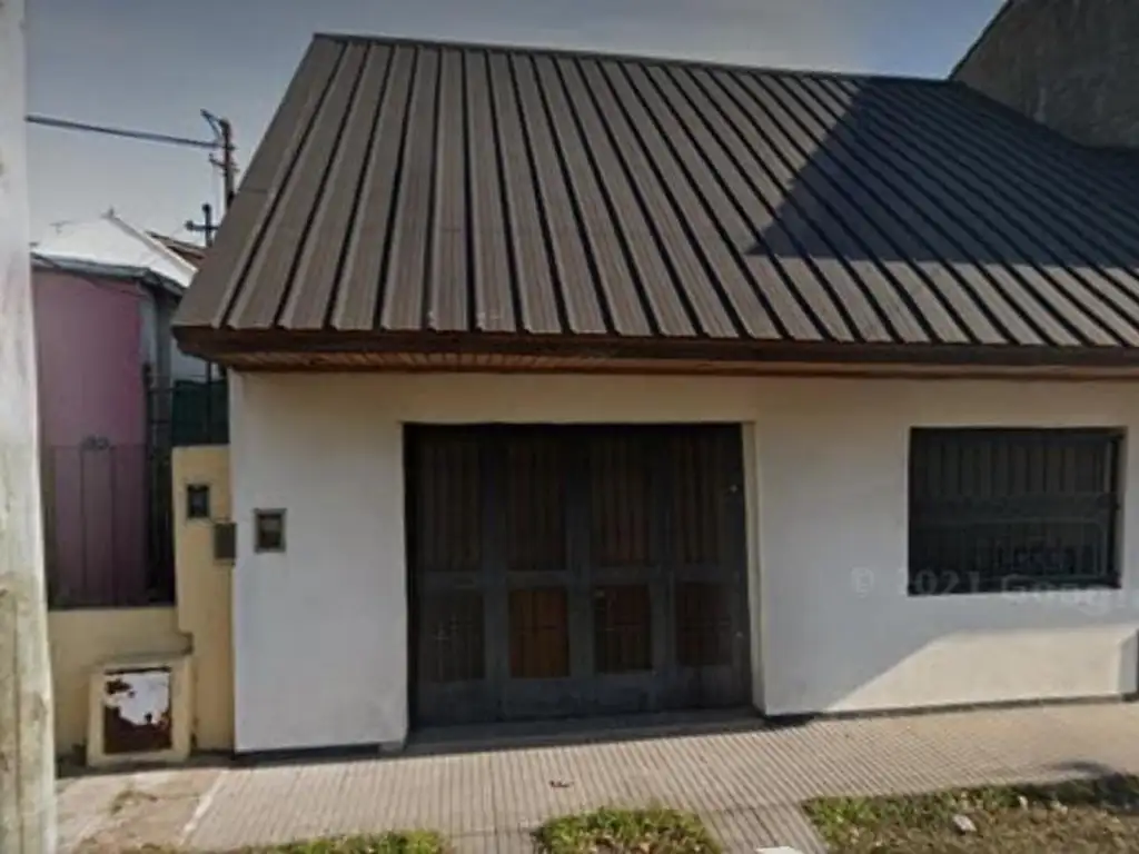 Venta. Bernal Oeste. Chalet P.H. 3 amb. c/ patio y garage.