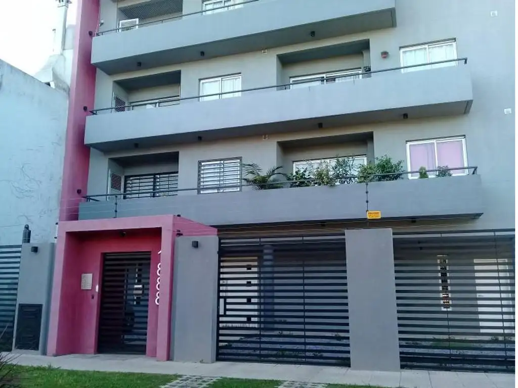 Semipiso de 3 ambientes con cochera a la venta. Quilmes.