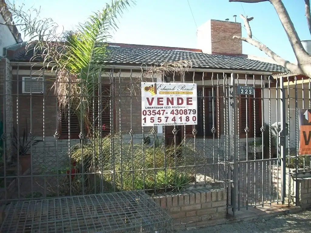 Casa con dos deptos. en Alta Gracia