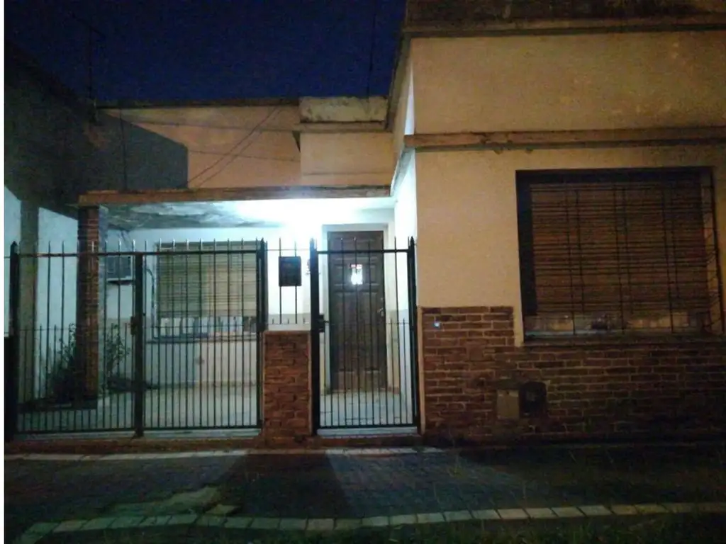 CASA EN EXCELENTE UBICACION ACEPTA PERMUTA