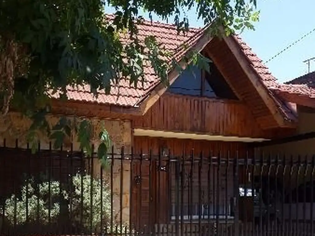 Venta Casa Chalet 4 amb c/cochera. Muy buena. Lomas de Zamora, Massenet y Rivera.