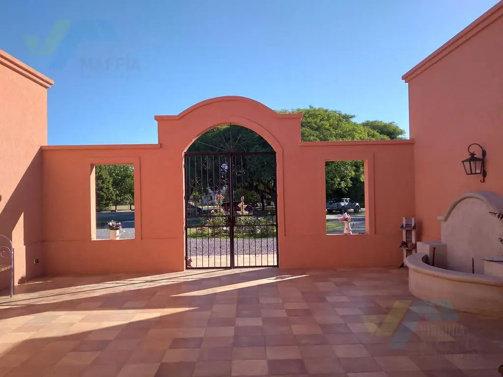 Venta de Casa  en el Barrio La Escondida , lote de 4.800m2!