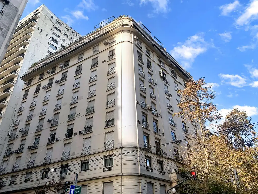 Piso francés con 4 dormitorios,  frente a Plaza Carlos Pellegrini