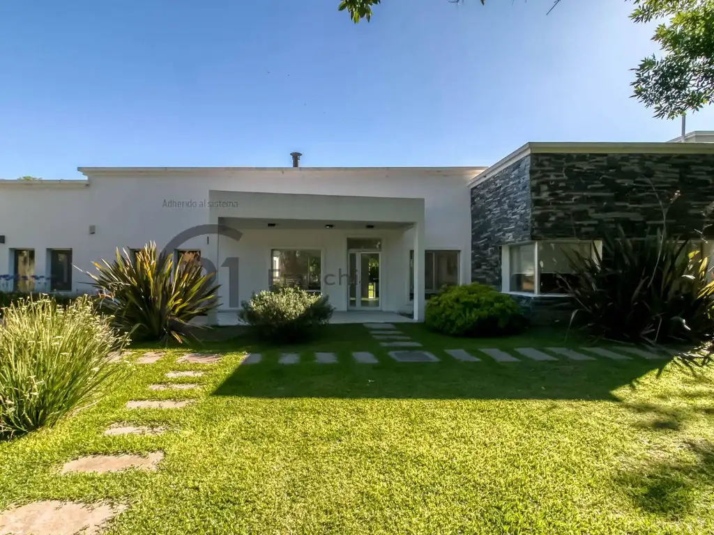 Casa en Venta 3 Dormitorios en Haras del Sur con Pileta