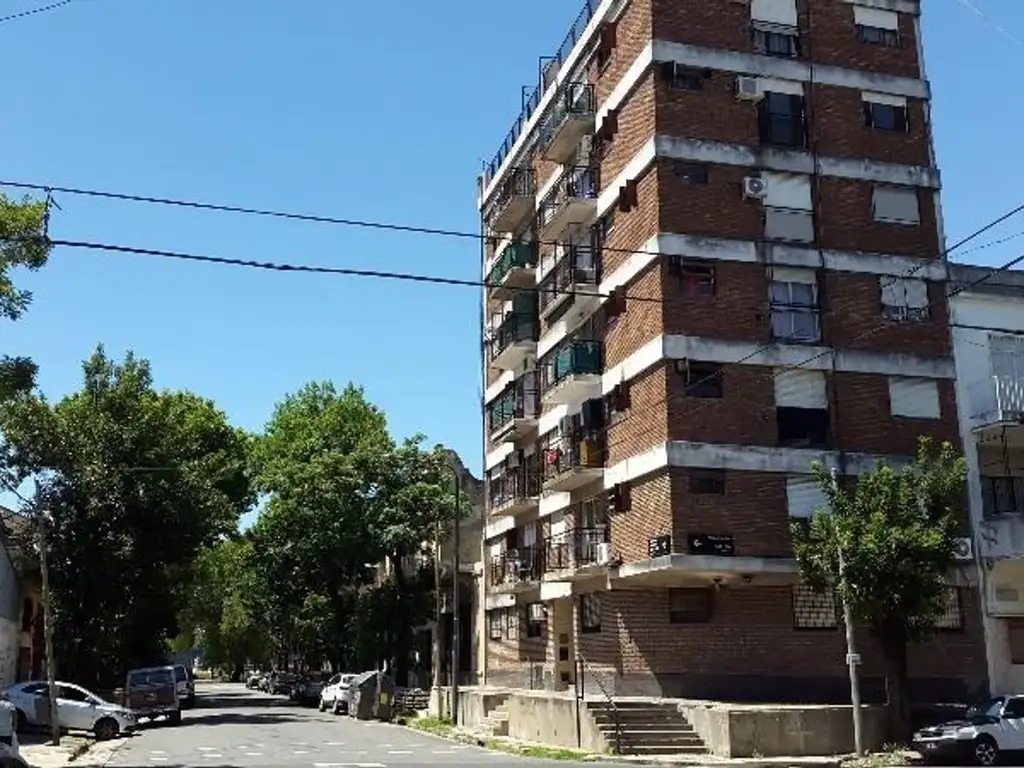 2 ambientes al frente con balcon. -sin rampa para acceso de