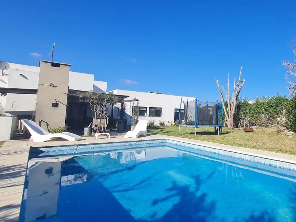 Excepcional Casa de Una Planta con Amplios Espacios y Comodidades- En Venta