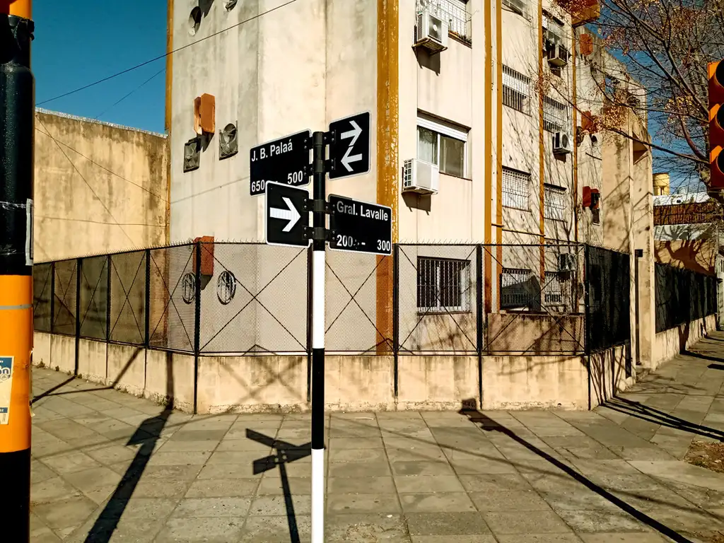 DEPARTAMENTO 2 AMBIENTES EN PLANTA BAJA CON VISTA AL FRENTE. LAVALLE 210 AVELLANEDA