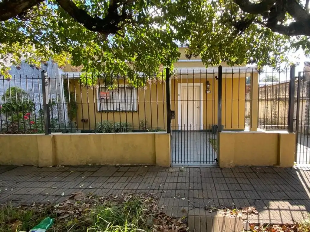 VENTA. CASA 4 AMBIENTES CON PARQUE Y COCHERA. BERAZATEGUI