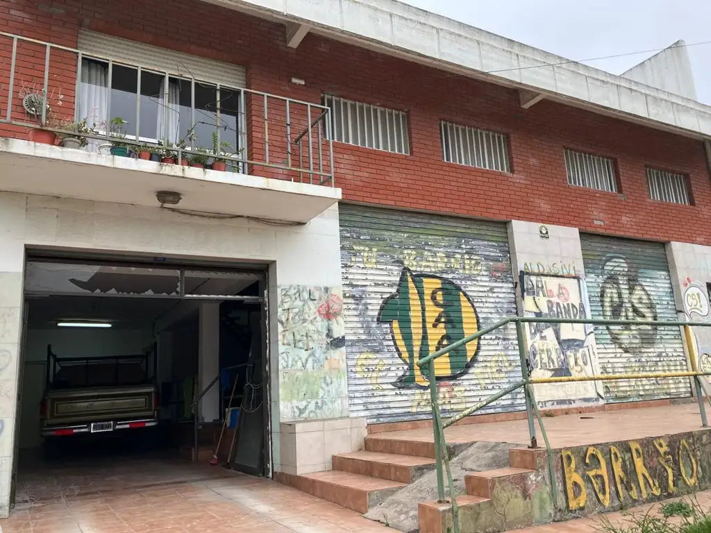 Venta Local con Vivienda, Patio y Terraza