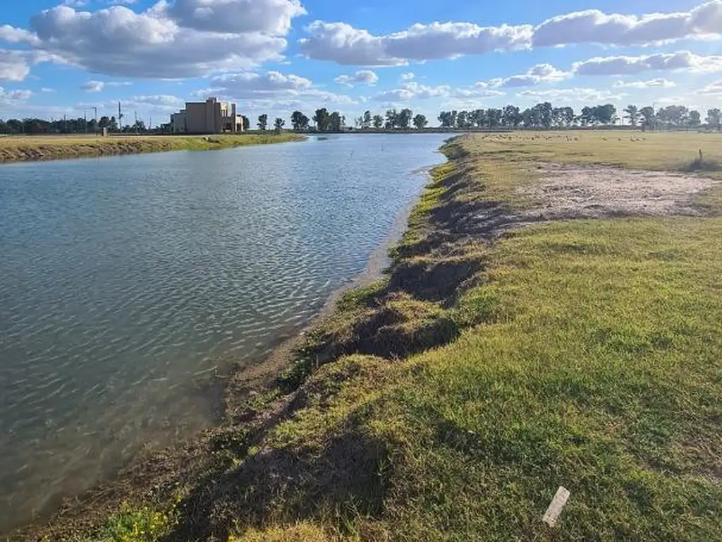 Lote con fondo a la laguna en Fincas de San Vicente