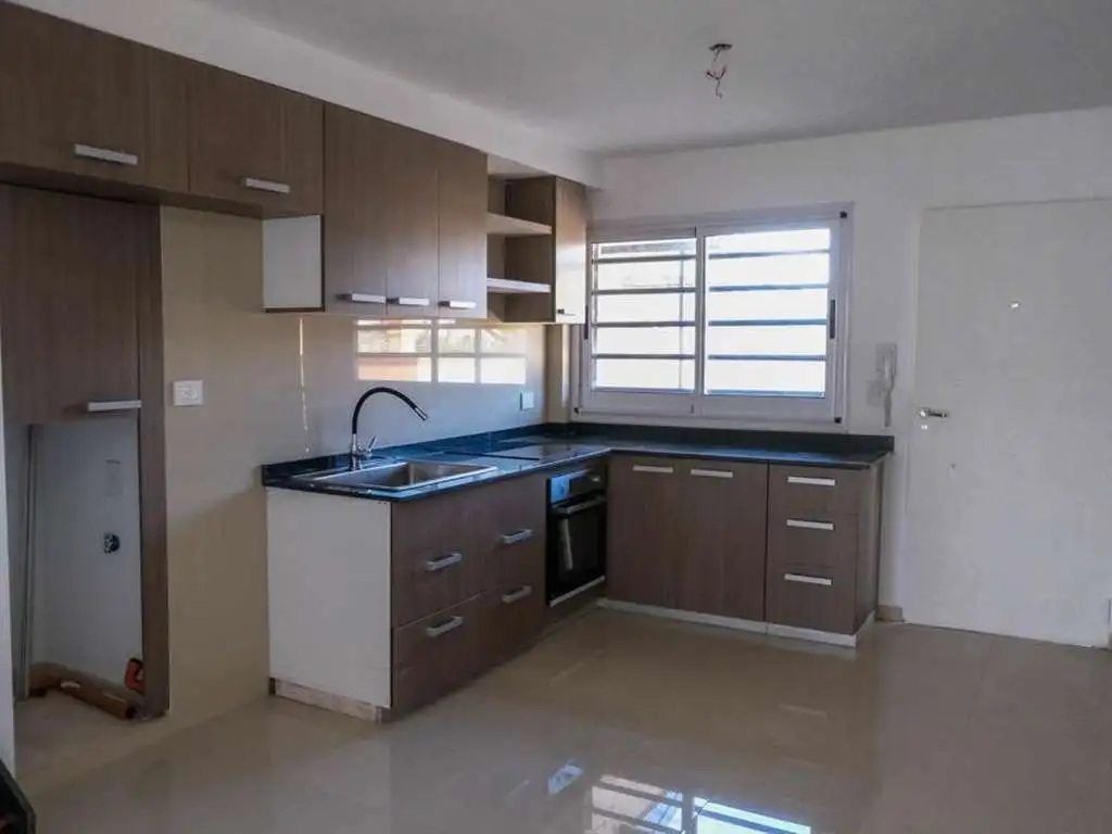 VENTA  EXCELENTE DUPLEX 3 AMB EN DOS PLANTAS - 1º PISO CON COCHERA- ACEPTA PERMUTA