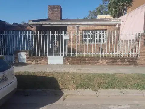 VENTA CASA DE 3 DORMITORIOS EN BARRIO LOS GRANADOS