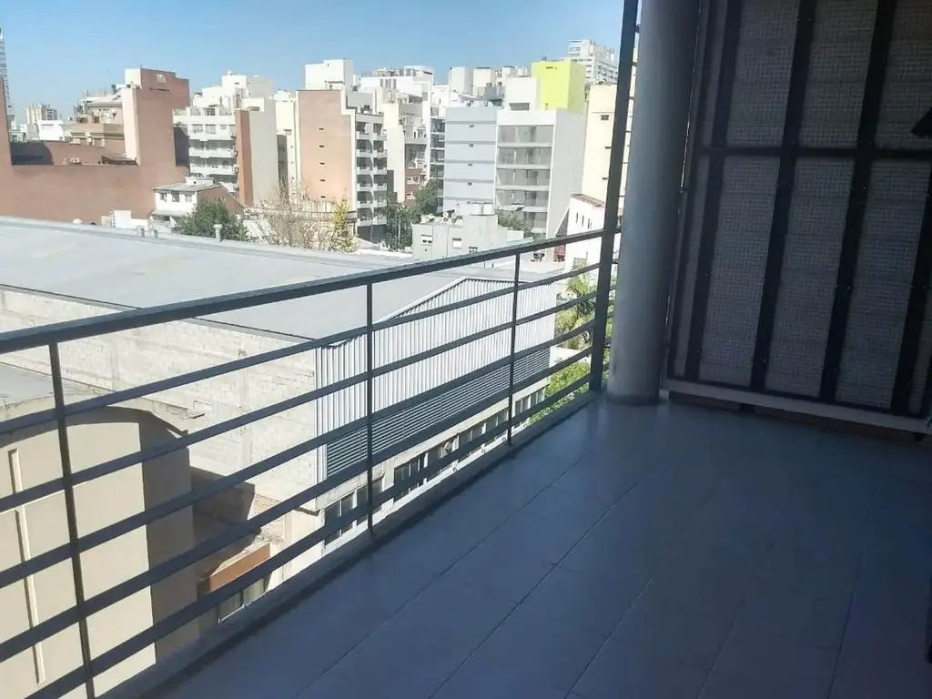 Excelente Dpto de 3 amb. al frente con cochera y amenities