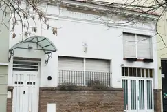 Casa en venta - 2 dormitorios 2 baños - 330mts2  - La Plata