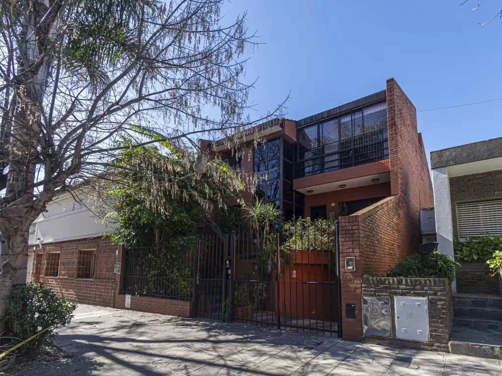 Casa con excelente Jardin, Pileta y Quincho  Belgrano R