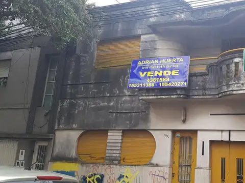 Casa antigua dos plantas a reciclar macrocentrica