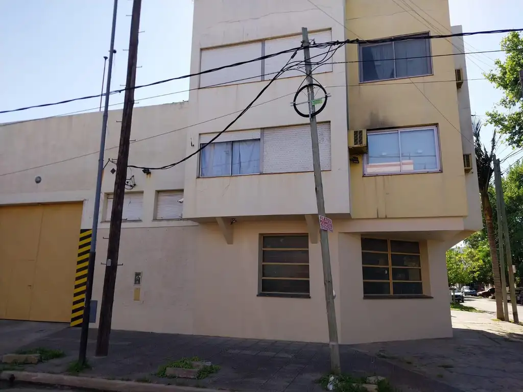 Venta Galpón con 2 departamentos de 3 amb con terraza y quincho