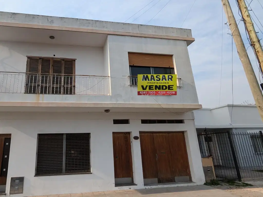 Casa de cuatro ambientes con garaje y fondo libre Lanús M Ch