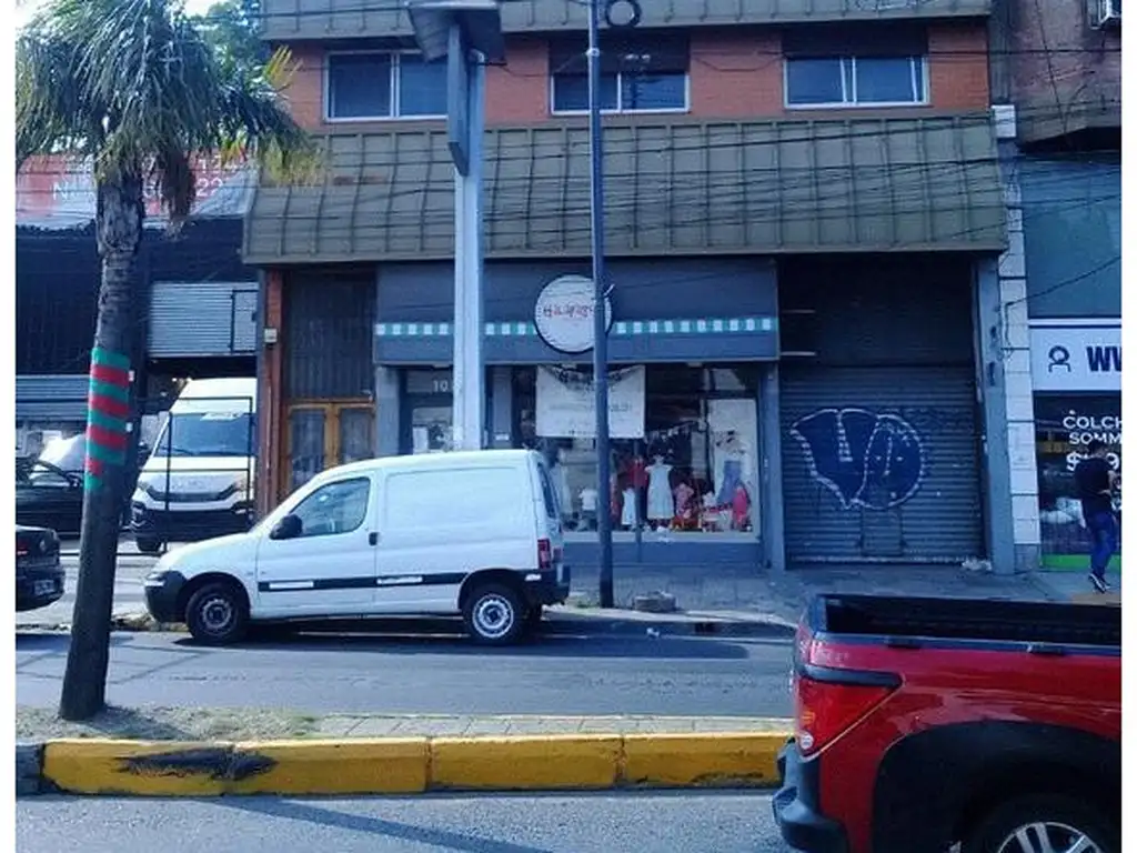 Galpon con oficinas y local sobre ruta 202, zona comercial