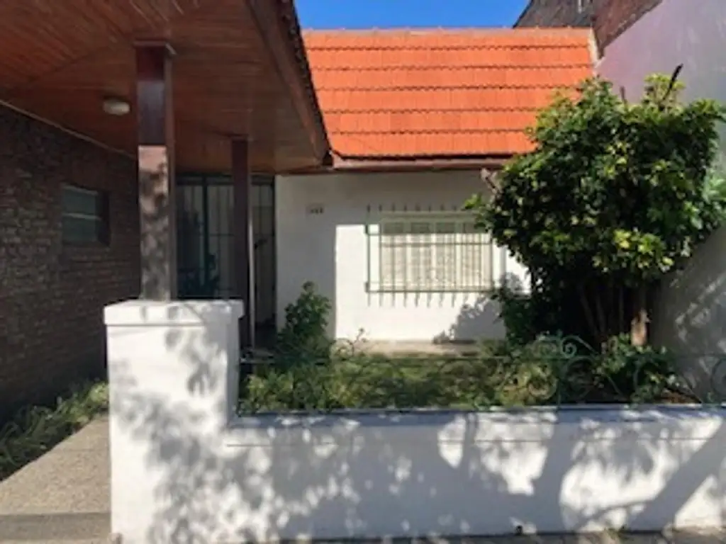 VENTA PERMUTA CASA 3 AMBIENTES PARQUE GARAGE GERLI LANUS