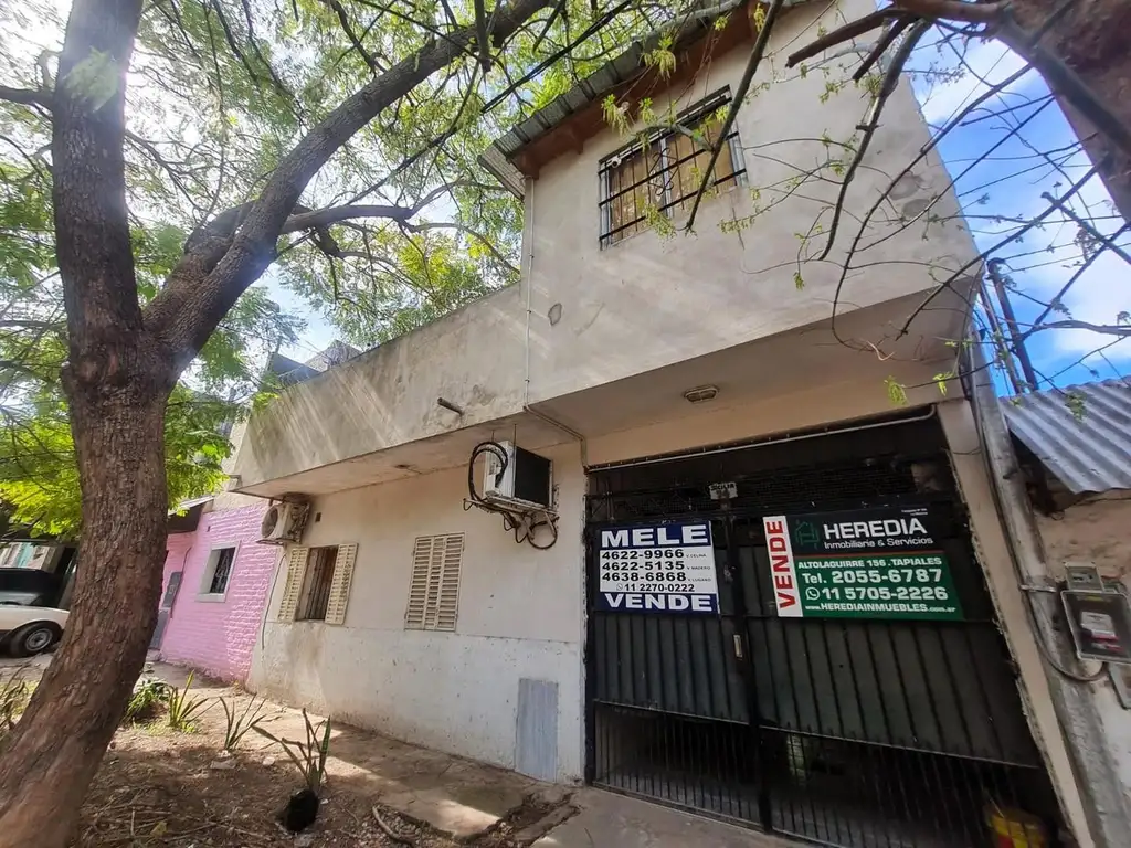 CASA PARA 2 FAMILIAS, CON FONDO Y GARAJE P/MÁS DE UN AUTO